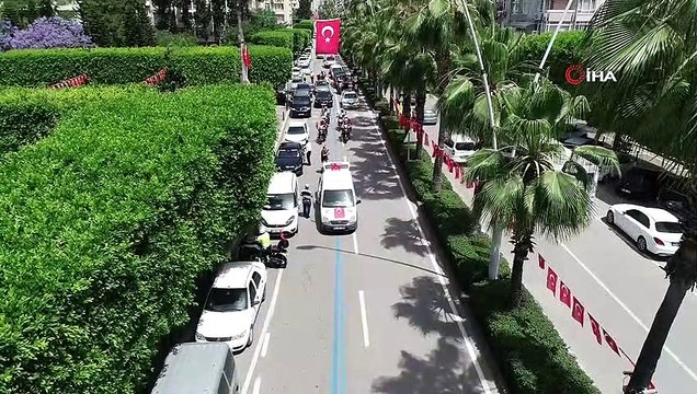 Polis kortejle halkın bayramını kutladı