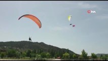 Nallıhan'da 19 Mayıs kutlamalarında gökyüzünü yamaç paraşütçüleri kapladı