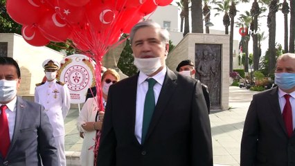 Gençler kutlamaya gelemeyince ay yıldızlı balon uçurdular