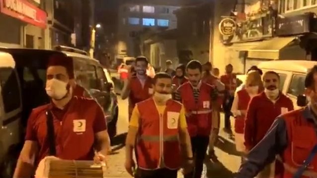 Kızılay görevlileri, vatandaşları davul ve mani eşliğinde sahura uyandırdı