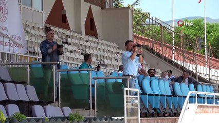 19 Mayıs için havalandı, ağaç dallarına takıldı