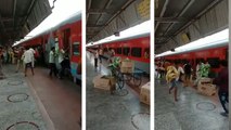 VIDEO: प्रवासी श्रमिकों ने झांसी स्टेशन पर लूटे चिप्स और बिस्कुट, भूख से थे बेहाल