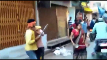 Fatehpur में एक महिला और शख्स ने की युवक की जमकर पिटाई