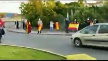 Un hombre saca la bandera comunista en las protestas contra Sánchez