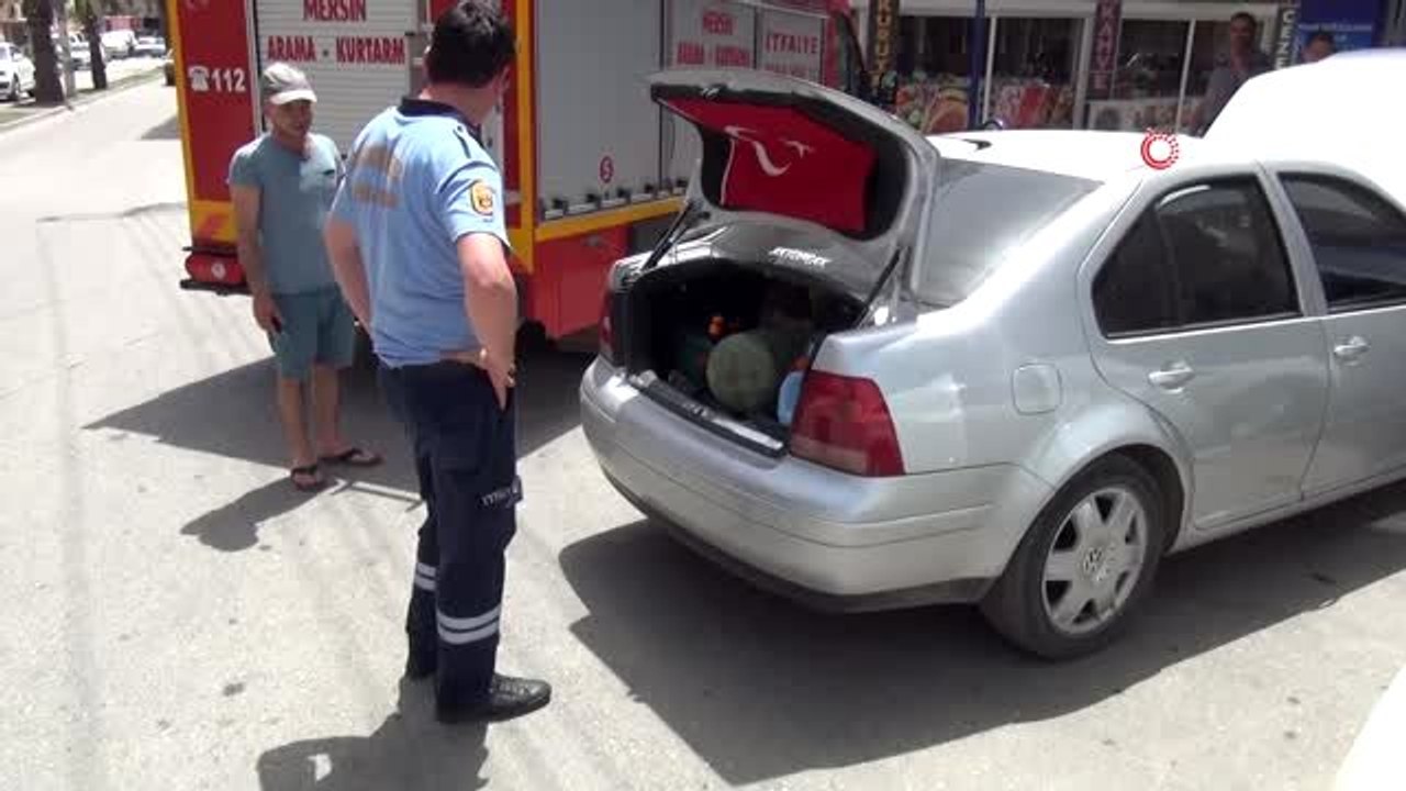 İtfaiye ekipleri otomobile giren yılanı çıkarmak için gitti, yılan otomobilden çıkıp itfaiye...