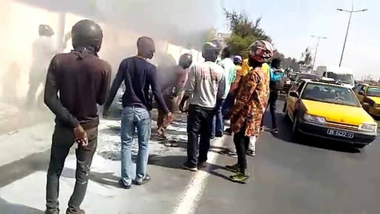 Un 4X4 prend feu sur l'autoroute