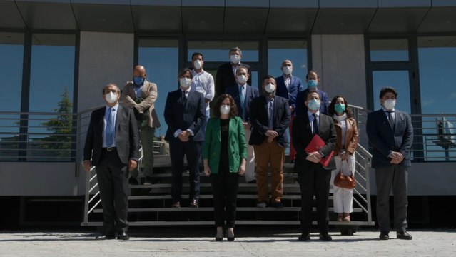 Ayuso y representantes del sector económico guardan un minuto de silencio