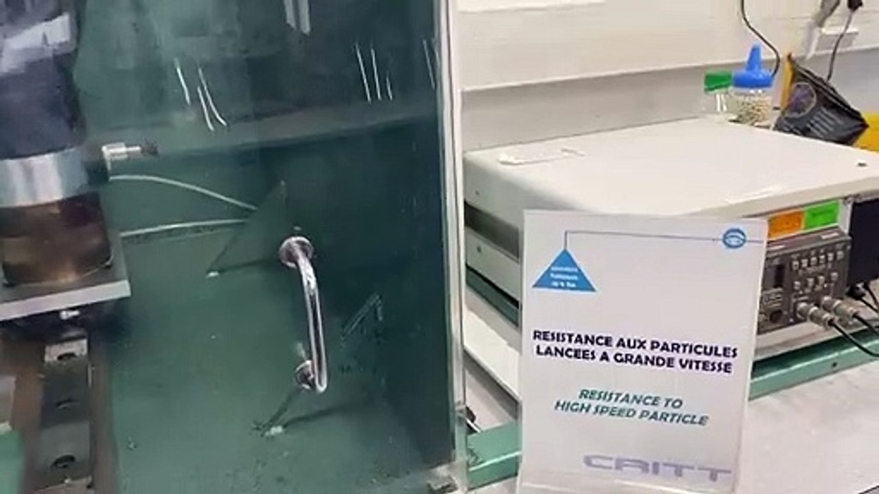 Châtellerault : le CRITT soumet des visières anti-Covid-19 à des "crash-tests"avant homologation