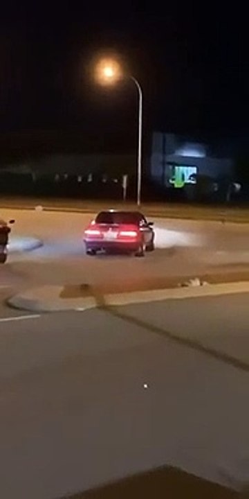 Escolheu o "timing" errado para se exibir perante um grupo de motards