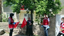 Vefa Sosyal Destek Grubu ekipleri, önce bayrak sonra yardım dağıttı - SİVAS