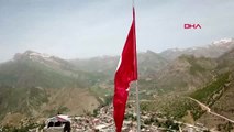 Teröristlerin 'girilmez' dediği Kato Dağı'nda 150 metrekarelik Türk bayrağı göndere çekildi