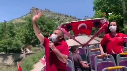 Tunceli'de Vali Sonel, tur otobüsüyle sokak sokak gezdi, 19 Mayısı kutladı
