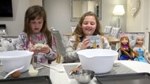 Sophia,  Isabella e Alice Fazendo Copcake Recheados com Doces - Disney Princesas Rapunzel e Frozen