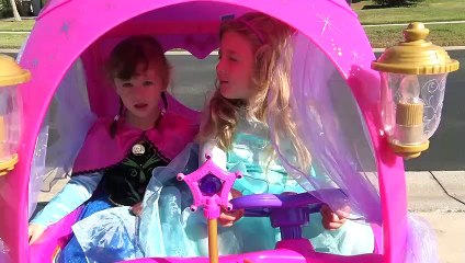 Sophia, Isabella  e Alice Passeando na Carruagem da Disney Princesas