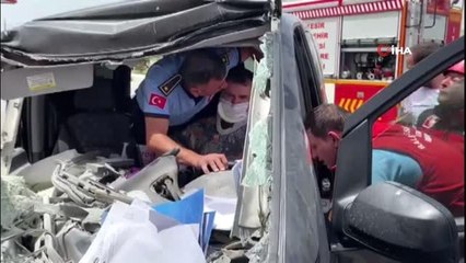 Edremit Ticaret Odası Başkanı kaza yaptığı otomobilde sıkıştı