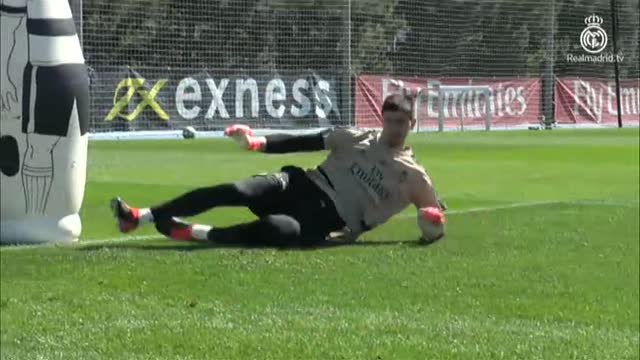 Ejercicios de grupo de los jugadores del Real Madrid también con Zidane