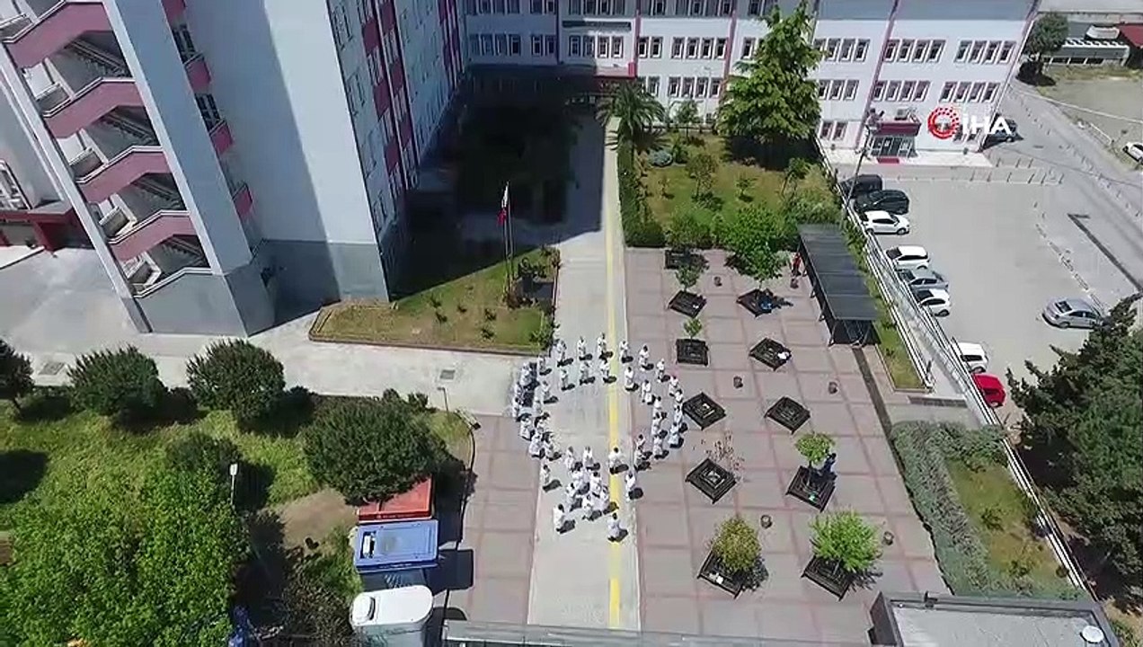 Sağlıkçılardan 19 Mayıs koreografisi: Bedenleriyle Türk bayrağı oluşturdular