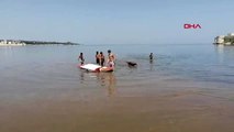 MERSİN Kızkalesi Plajı'nda çocuklar yasağa rağmen denize girdi