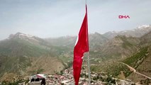 ŞIRNAK Teröristlerin 'girilmez' dediği Kato Dağı'nda 150 metrekarelik Türk bayrağı göndere çekildi-2
