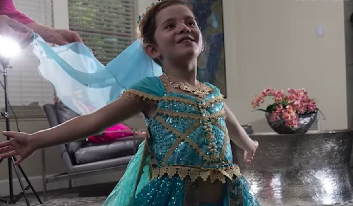 Effrayée par son premier jour d'école, elle ne s'attendait pas à une telle surprise de la part de son papa