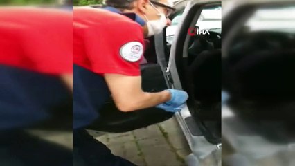 Otomobilde mahsur kalan yavru köpeği itfaiye kurtardı