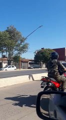 Masiva circulación de vehículos y motocicletas en avenida Alvear (2)