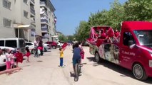 Tunceli Valisi Sonel, mahalle mahalle gezerek çocuk ve gençlere bayrak dağıttı