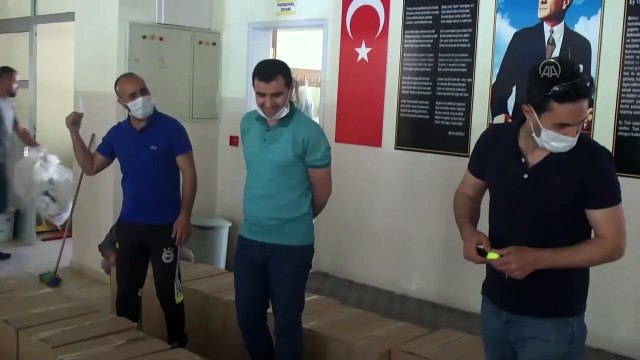 Şemdinli'de öğretmenlerden ihtiyaç sahiplerine yardım - HAKKARİ