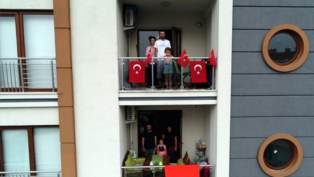 Son Dakika: Türkiye, 19 Mayıs'ı camlarda ve balkonlarda İstiklal Marşı okuyarak kutladı