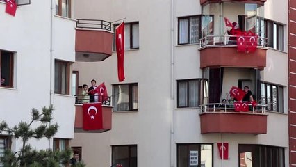 BOLU Balkonlarına çıkan vatandaşlara spor yaptırdılar