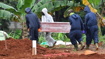Heavy workload of gravediggers in Indonesia points to under-reported coronavirus death toll