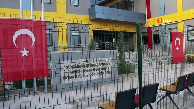 Karantina süreleri dolan 209 vatandaş ellerinde Türk bayrakları ile İstiklal Marşı okudu