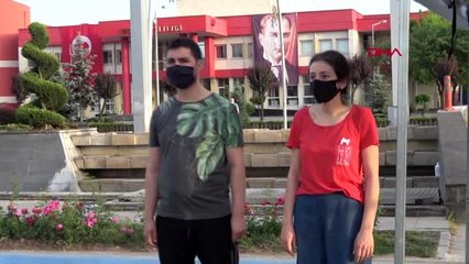 Düzce'de 19.19'da balkonlarda İstiklal Marşı'nı okudular