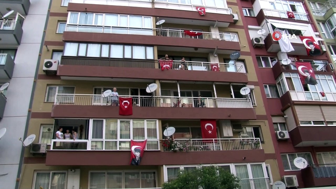 19 Mayıs coşkusu balkonlara sığmadı