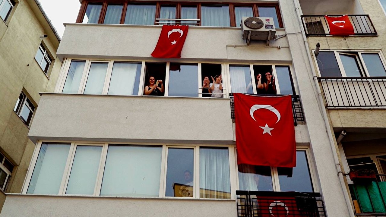 19 Mayıs böyle kutlandı... Sokaklar ve binalar bayraklarla donatıldı