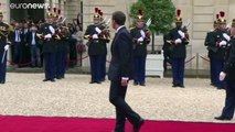 Macron perde pezzi