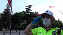 Konya'da polis memuru saat 19.19'da Atatürk Anıtı'na selam durdu