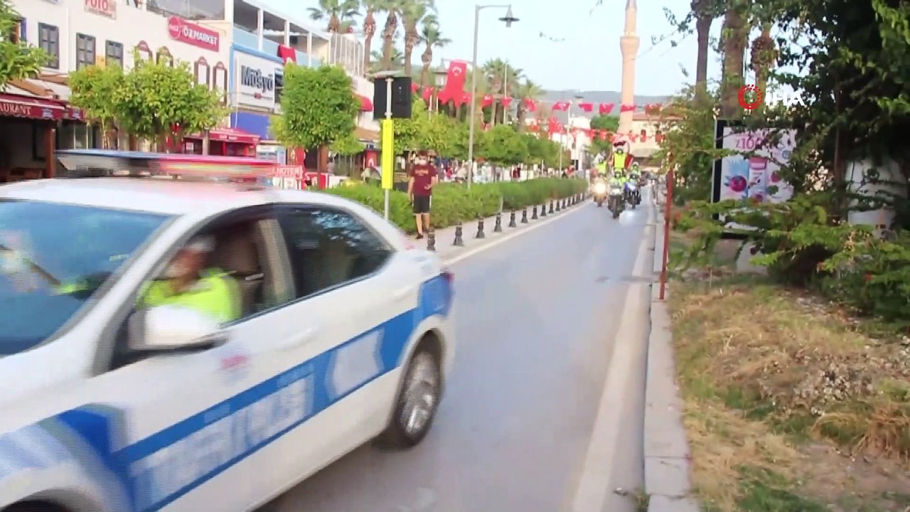 Motorize polisler kortej yaptı, Bodrumlular ayakta alkışladı