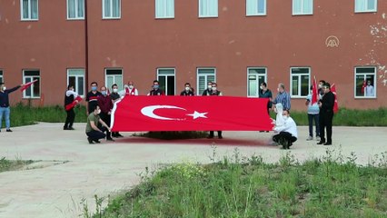 Hayreddin Tokadi Yurdu'nda kalan vatandaşlar İstiklal Marşı'nı okudu - BOLU