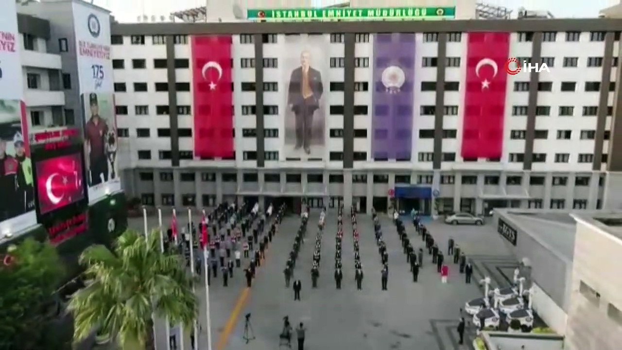 İstanbul Emniyeti saat 19.19’da sosyal mesafeli İstiklal Marşı'nı okudu