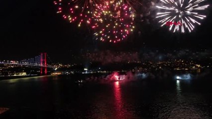 İSTANBUL BOĞAZI'NDA HAVAİ FİŞEKLİ KUTLAMA