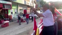 Tunceli Valisi Sonel, 19.19'da balkonlardaki vatandaşlar ve milli sporcular ile İstiklal Marşı'nı...