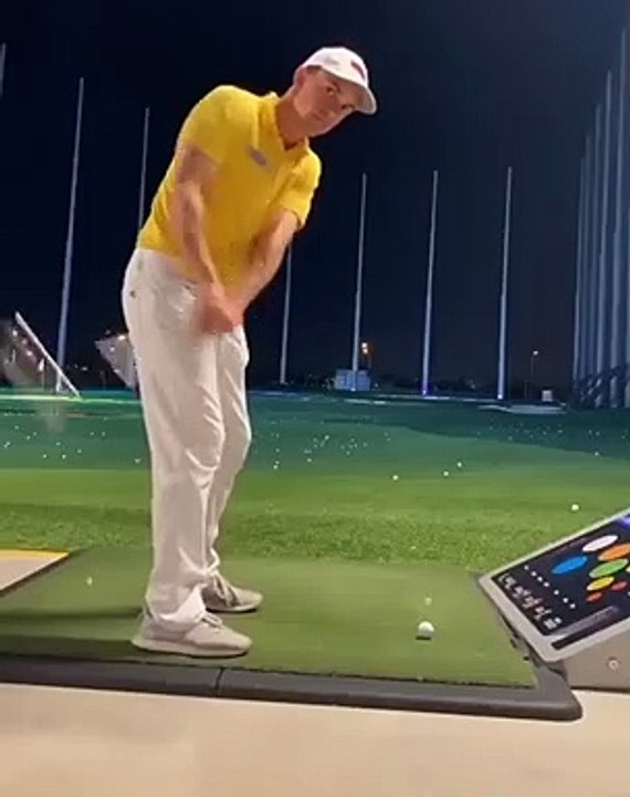 Il réussit à faire des coups parfaits et stylés avec son club.