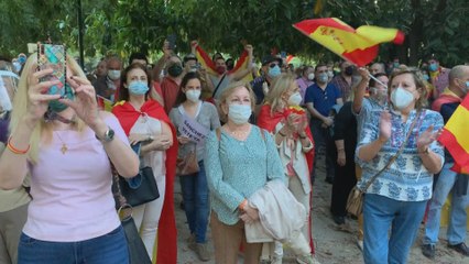Un millar de personas protestan en Valencia contra la gestión del Gobierno