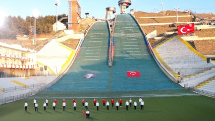 Olimpiyat sporcuları, 19 Mayıs'ı atlama kulelerinde İstiklal Marşı okuyarak kutladı (3) - ERZURUM