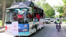 Elazığ'da üstü açık otobüs ile vatandaşlara 19 Mayıs coşkusu yaşatıldı