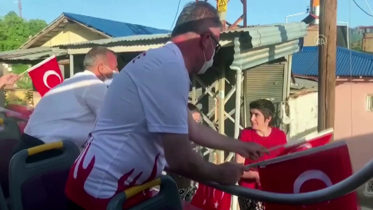 Tunceli Valisi Sonel, 19.19'da balkonlardaki vatandaşlar ve milli sporcular ile İstiklal Marşı'nı okudu