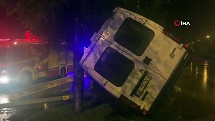 Isparta’da işçi minibüsü yan yattı,  5 kişi yara almadan kurtuldu