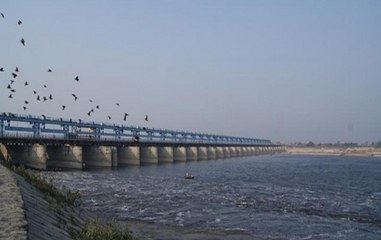 Car falls into Ganga Bairaj due to low visibility in Uttar Pradesh's Kanpur