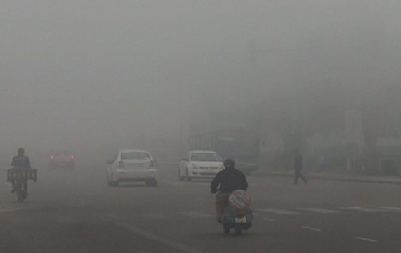Dense fog blankets in and around Delhi-NCR; Visibility drops to zero